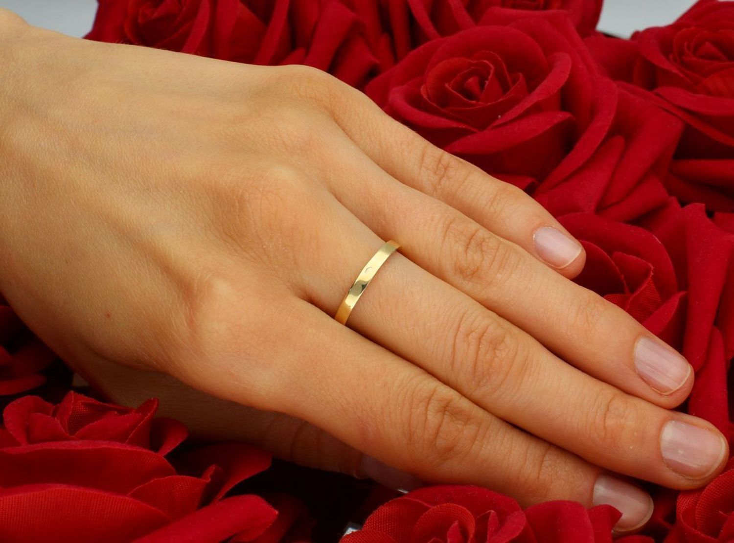 Złoty pierścionek damski próba 585 z zieloną cyrkonią i białymi kamieniami po bokach. Model PI 6512A 585, 1,58 g, szerokość szyny 2 mm, rozmiar 15. Idealny na prezent lub wyjątkową okazję.1.jpg